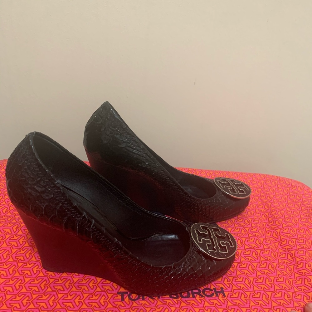 Tory Burch Black Snake Skin Wedges w Tory Emblem - Picture 2 of 5